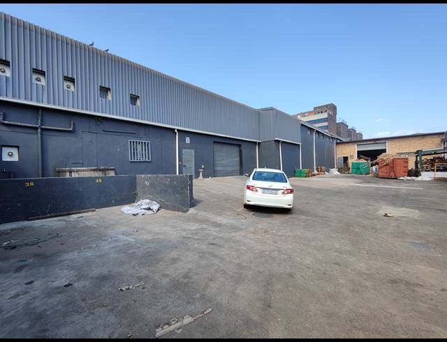 950M² WAREHOUSE TO LET IN ROSSBURGH